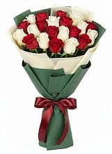 Букет Микс из красных и белых роз в Коле