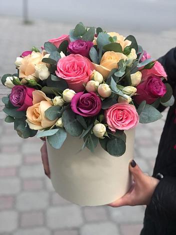 Цветочная композиция из Розы в шляпной коробке в Коле