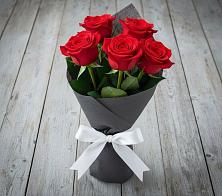 Букет 5 Красных роз Эдлесс Лав в Коле