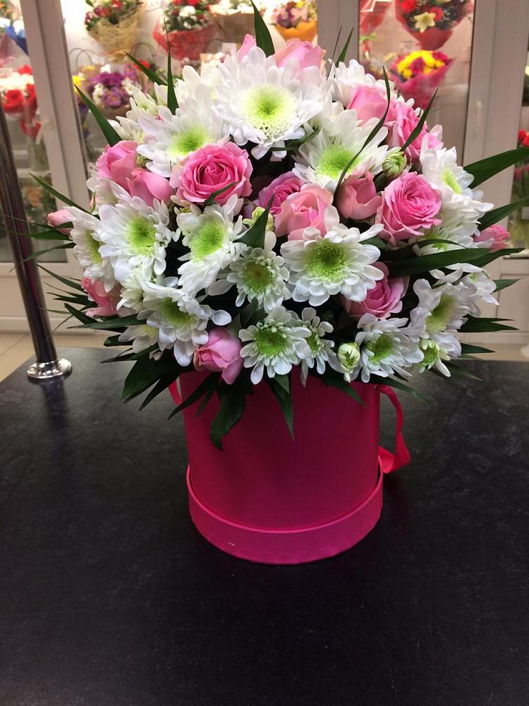 Цветочная композиция из Розы и Хризантемы в шляпной коробке в Коле