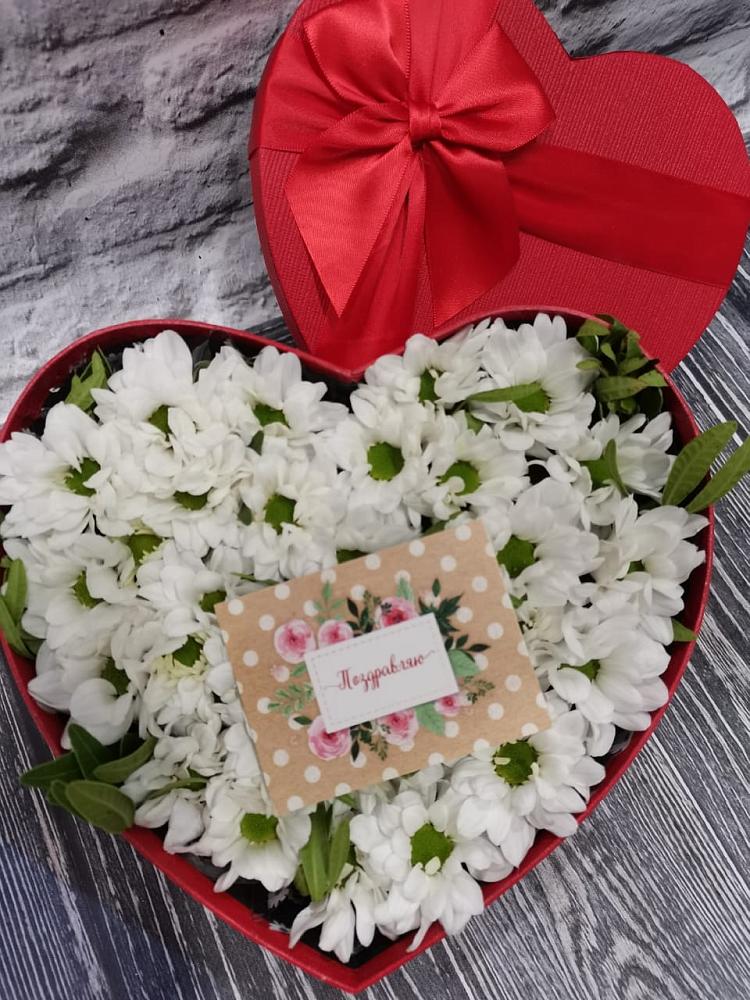 Цветочная композиция из Хризантемы в виде сердца в Коле