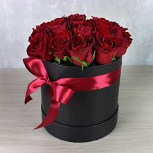 Цветочная композиция из Розы в шляпной коробке в Коле