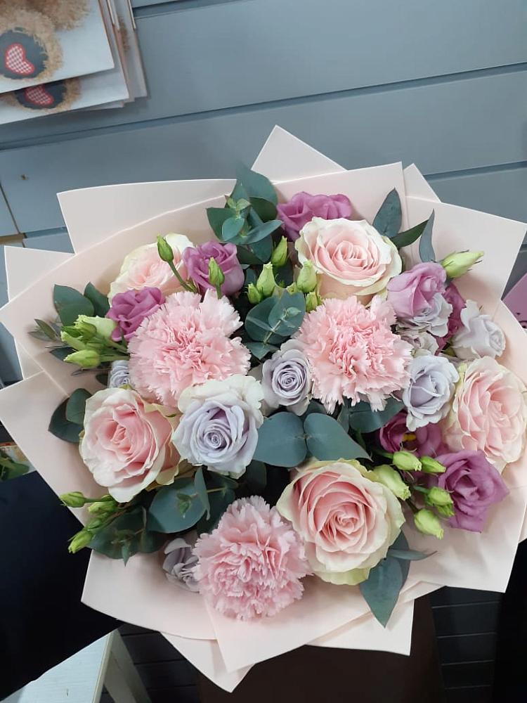 Букет цветов из: Розы, Гвоздики и Лизиантусы в Коле